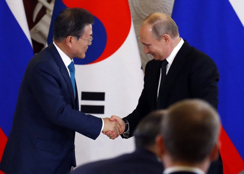 《緋色回響》官宣定檔10月17日，緋色少女本性覺醒