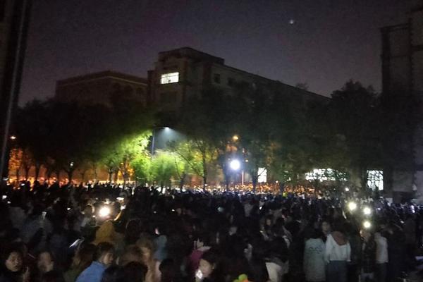 好桌道壁紙盤點(diǎn)娛樂圈中的小鮮肉