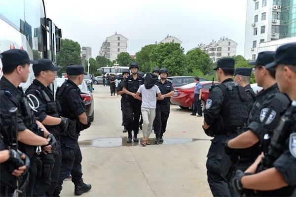 美圖秀秀完成部分彩效 讓黑白照片更具視覺震懾