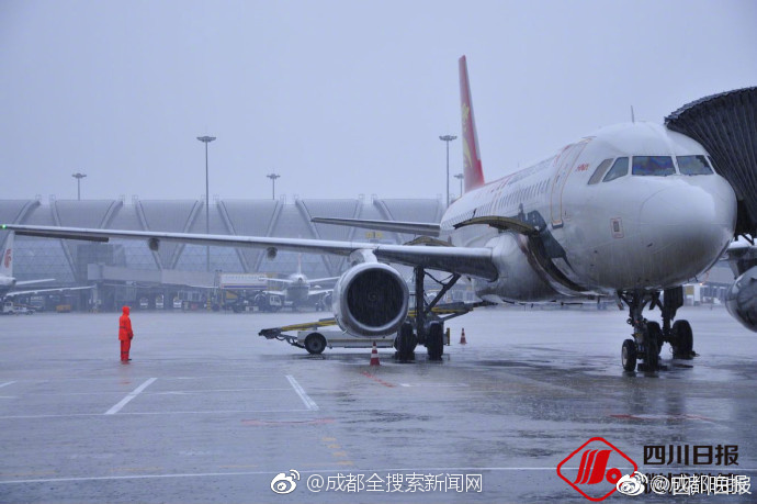 三球單場拿下至少24分7籃板10助攻7三分 成庫里后首位新秀球員