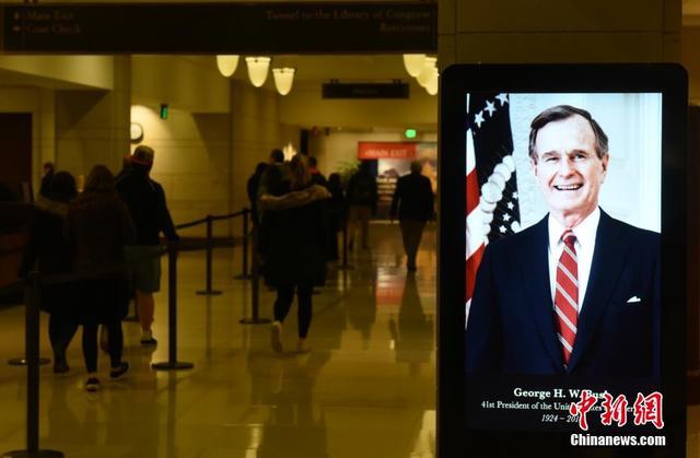 Deuce被老爸塔圖姆輕輕推開后假摔 美媒：你小子！誰教你的??！