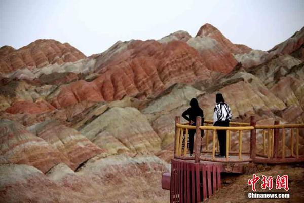 老虎伍茲重傷痊愈宣布復(fù)出 將與兒子同場(chǎng)競(jìng)技